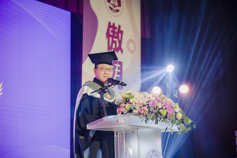 任立中校長勉勵畢業生步出校門後仍要保持學習熱情與開放心態，持續培養跨領域整合能力。