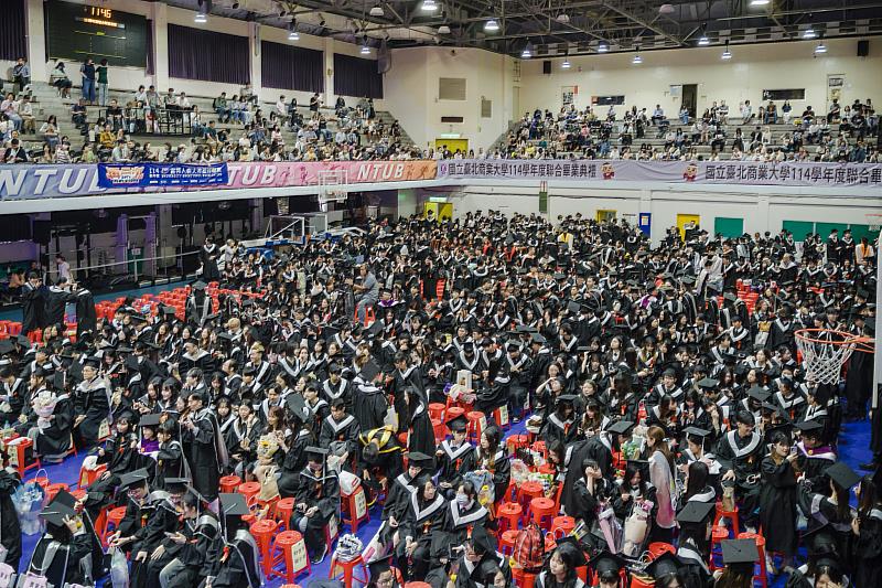 國立臺北商業大學114學年度畢業典禮現場座無虛席，畢業生齊聚禮堂，共同見證人生重要里程碑，場面隆重溫馨。