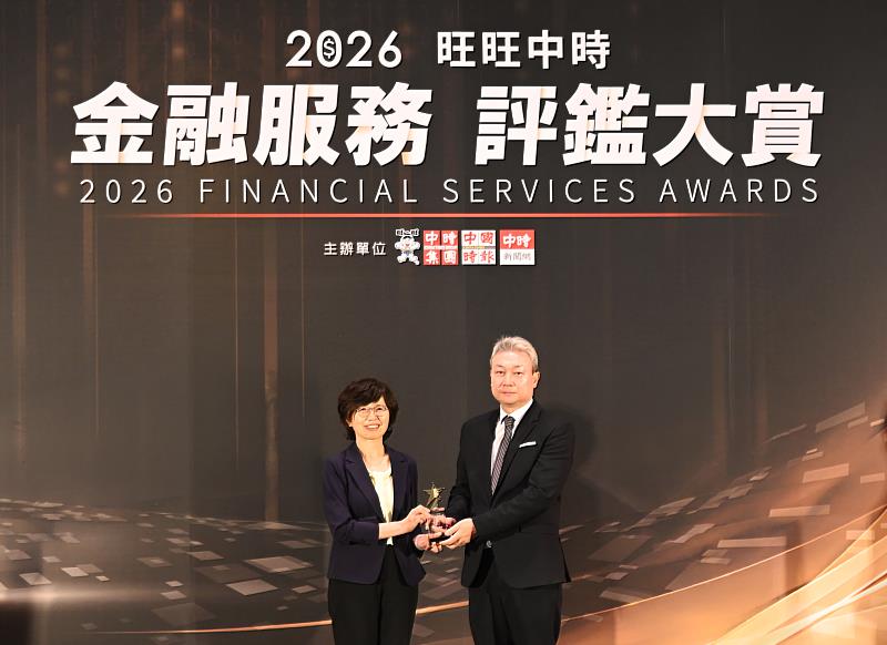 安泰銀行獲選2026旺旺中時金融服務評鑑大賞「永續發展獎」，由金管會副主委莊琇媛（左）頒發獎座予安泰銀行個金總處副處長鄭俊琴。