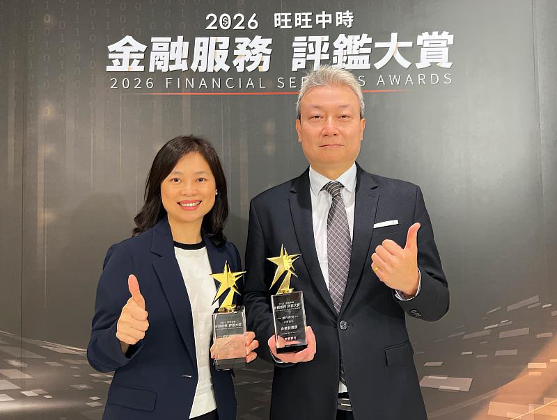 2026旺旺中時金融服務評鑑大賞頒獎典禮，安泰銀行勇奪「永續發展獎」、「樂齡友善獎」2大類獎項。安泰銀行個金總處副處長鄭俊琴（右）、個金業務發展部資深經理葉雪萍（左）出席領獎。
