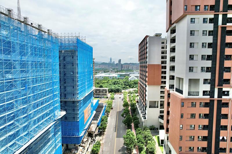 新店區央北青年社會住宅周邊房價近3年漲幅達23.3%,近一年周邊平均單價則來到了67.8萬元。