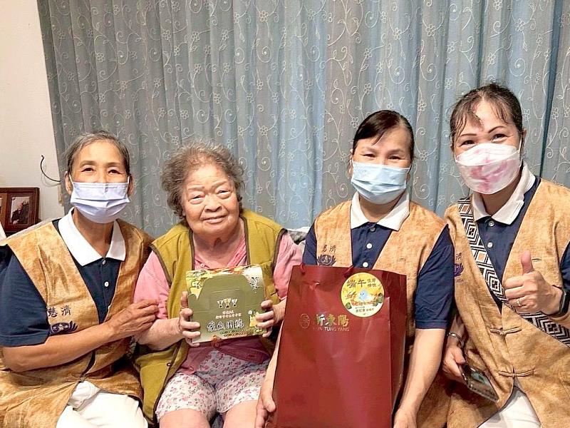 竹市府攜手多單位在端午前夕送禮、關懷獨居長輩。