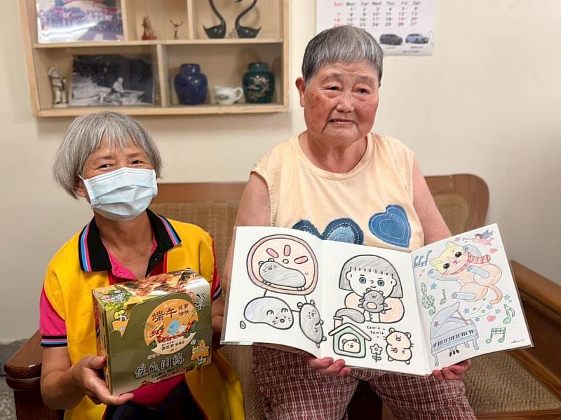 竹市府與港北社區發展協會同仁關心王阿嬤（右）。