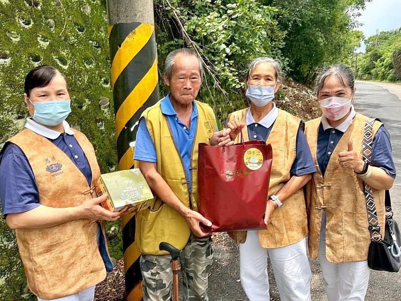 竹市府攜手多單位在端午前夕送禮、關懷獨居長輩。