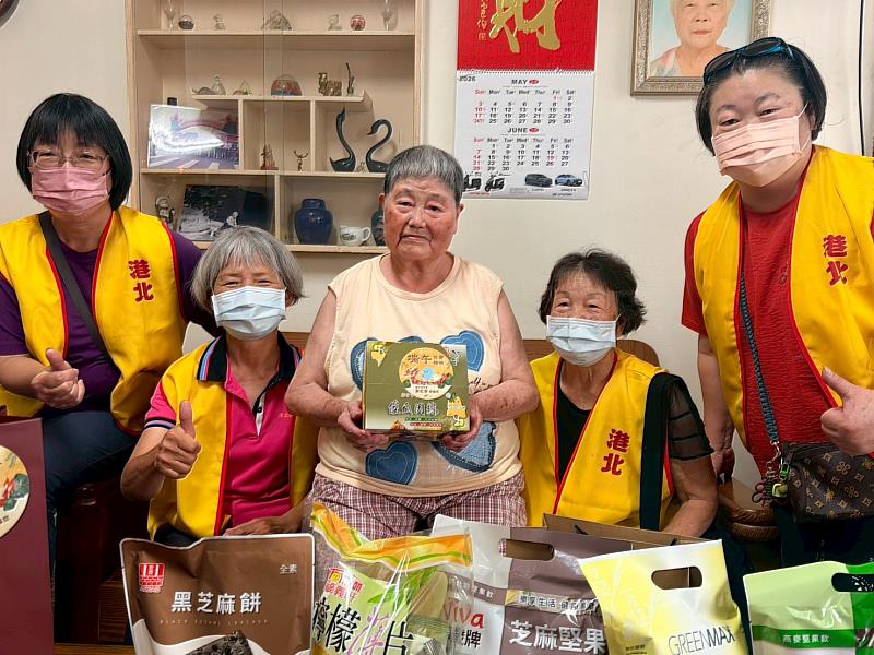 竹市府與港北社區發展協會同仁關心王阿嬤（中間者）。