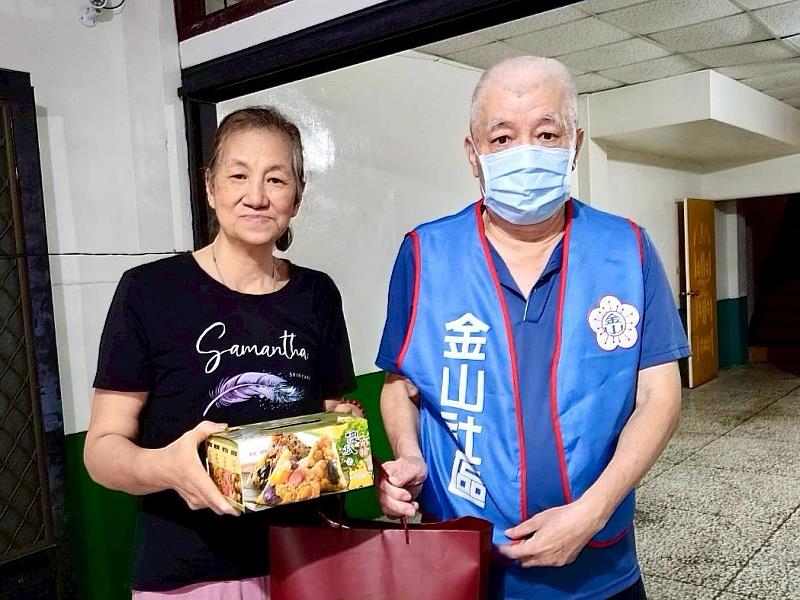 竹市府攜手多單位在端午前夕送禮、關懷獨居長輩。