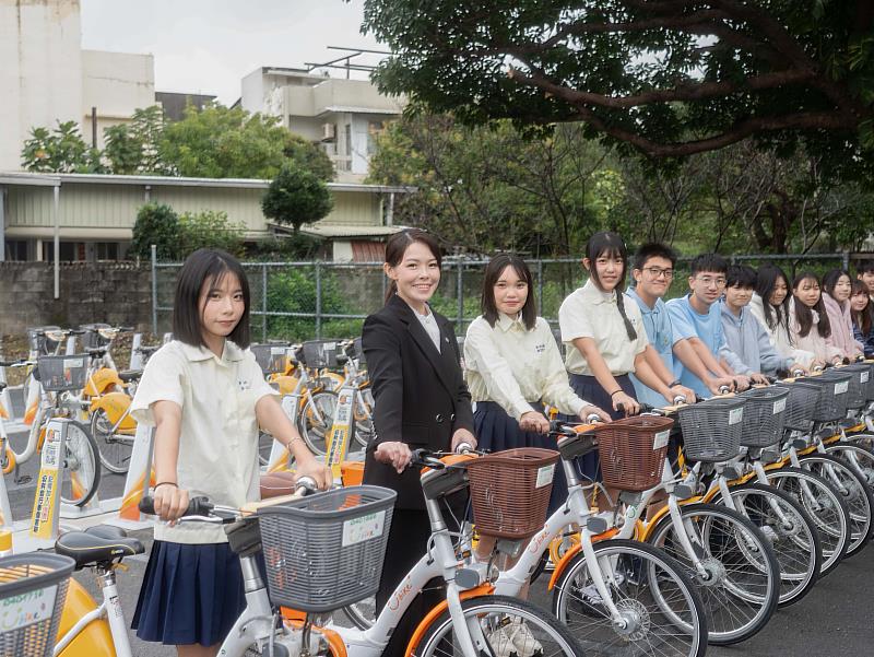 新竹高商YouBike增柱視察，高市長與學生合影。（資料照）