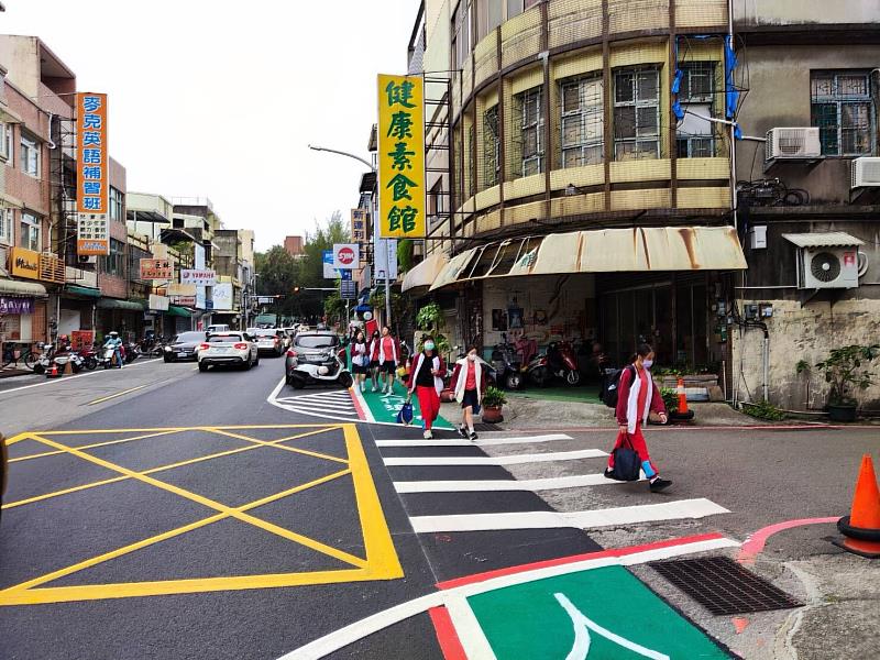 東南街標線人行道。