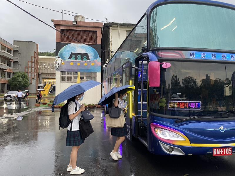 學生搭乘通學專車。