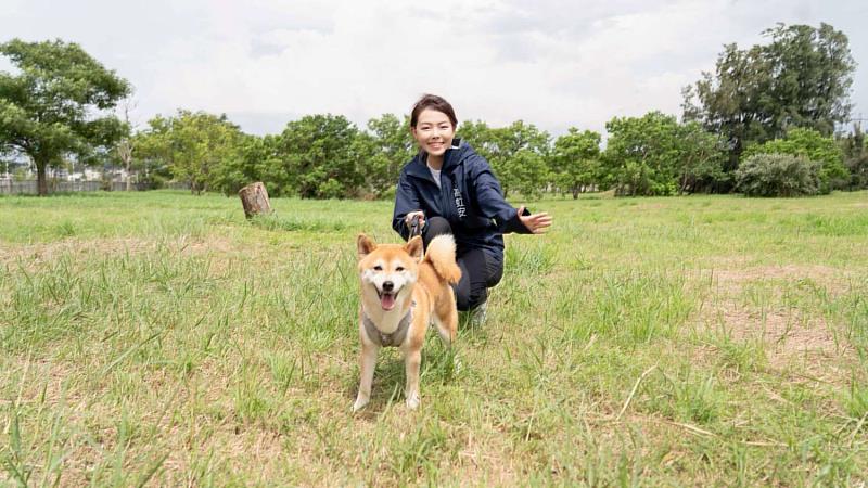 市長高虹安與現場狗狗互動。