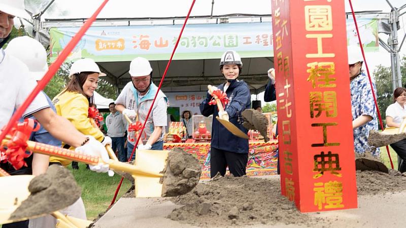 出席貴賓進行動土儀式。