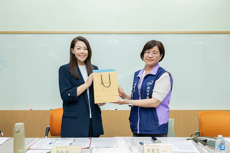 市長高虹安回贈禮品予梁理事長。