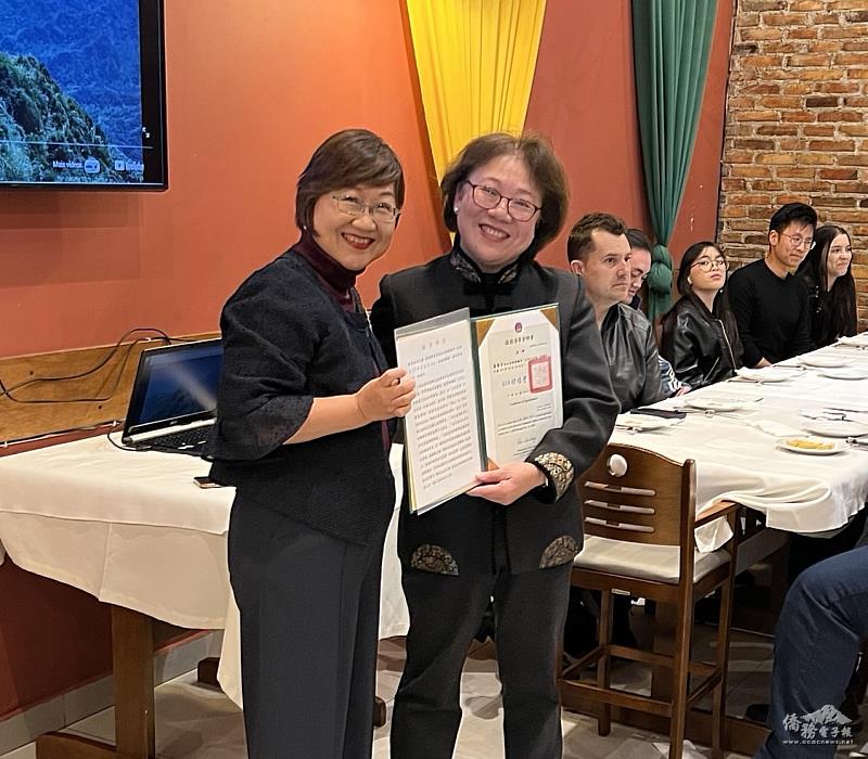 僑務委員會委員長徐佳青(左)頒發僑務顧問聘書給古里提巴僑務顧問藍慧芬(右)。