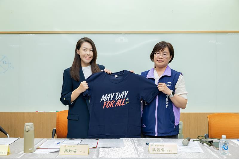 新竹市教師會暨教師職業工會理事長梁麗雯致贈禮品予市長高虹安。