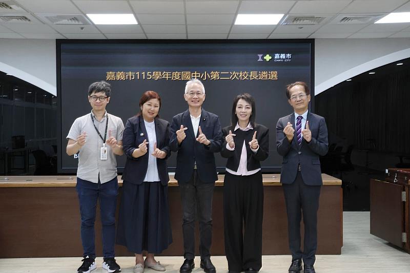 教育處長郭添財（中）與新任校長合影。