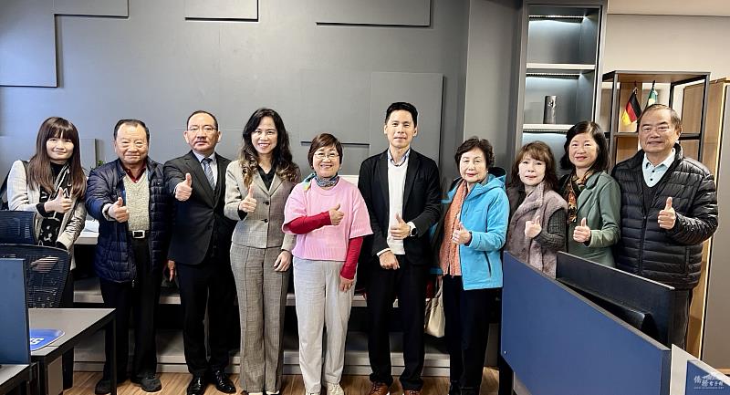 僑委會僑商處副處長廖雲萱（左起）、僑務諮詢委員洪慈和、聖保羅文教中心主任尤正才、駐聖保羅辦事處處長朱怡靜、僑委會委員長徐佳青、Portwell技術長張宗郡、僑務委員洪呂麗月、陳寶玲、廖仁煌夫婦合影。