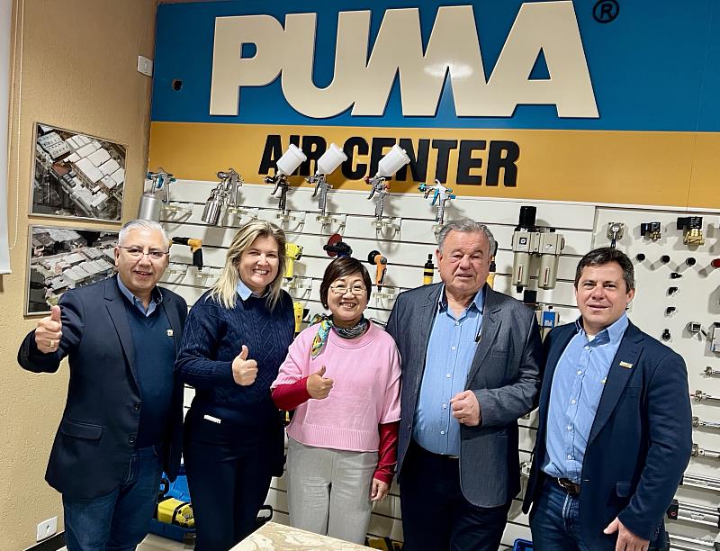 徐佳青（中）和PUMA Brasil重要幹部合影。