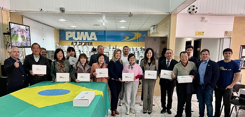PUMA Brasil贈送禮物給徐佳青一行並合照。