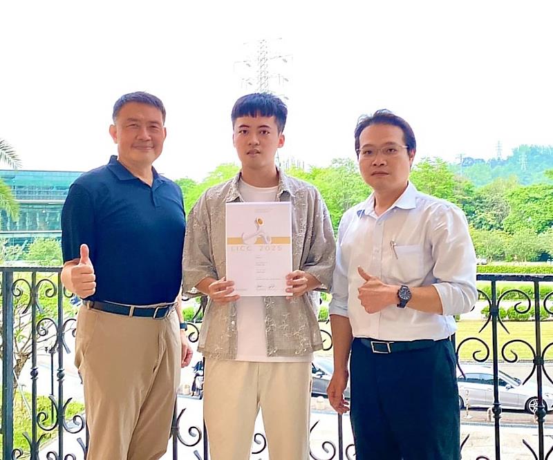 亞洲大學室設系陳圻恆同學(中)榮獲英國LICC大賽「2026年度室內設計類Winners」殊榮,與系主任施勝誠(左)、指導教授劉師源(右)喜悅合影。