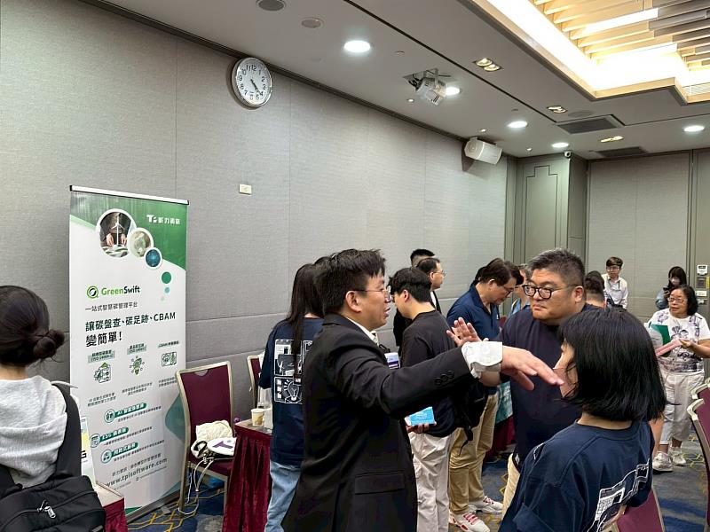 「建築物碳足跡盤查實務交流會」展示會現場,AI服務分享業者與建築業者面對面深入交流,針對建築業炭盤查需求提供AI解決方案,媒合氣氛熱絡。圖/中華軟體公會提供。