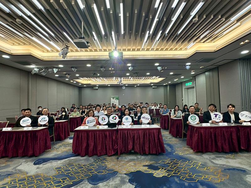 「百工百業AI服務列車-建築物碳足跡盤查實務交流會」17日盛大登場,開幕大合照展現盛況,現場交流熱烈。圖/中華軟體公會提供。