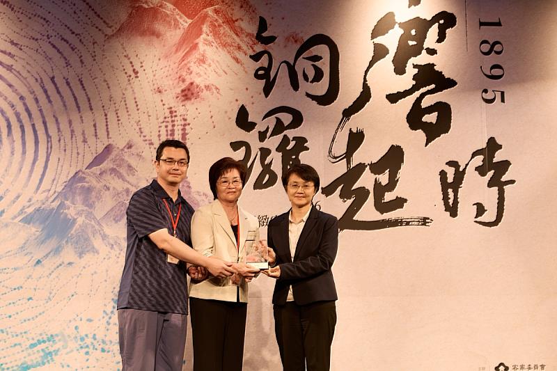 古主委致贈獎座予吳湯興烈士遺族代表。