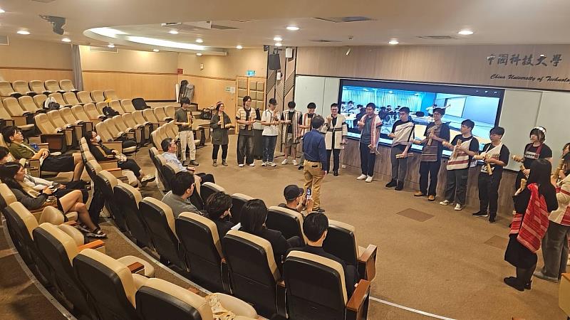「原住民族流行音樂學程」原住民傳統樂器樂團演出。(照片/校方提供)