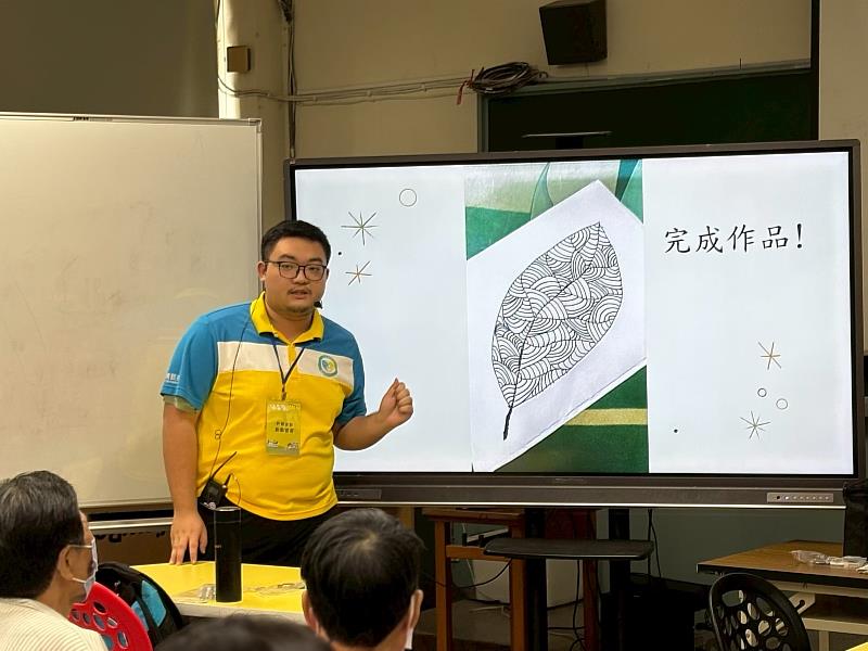 【人才扎根・小小業師】 南臺科大青銀共創USR計畫團隊學生擔任「小小業師」，發揮專業帶領社區長輩與新興國中學生進行禪繞畫創作，展現本校人才培育與社會實踐的卓越成果。