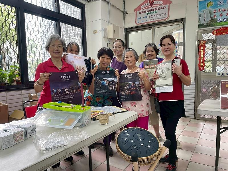 溫陵社區長者展示空靈鼓自主性社團成果，呈現長輩透過音樂學習促進身心健康與社會參與的豐碩成效。