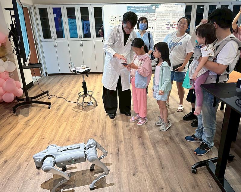 圖2、參觀大仁科大藥學系之教學場域「智慧藥學產業發展中心」。