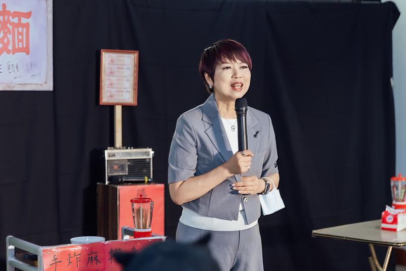 新北市文化基金會執行長龔雅雯表示聊藝療計畫會持續以藝術陪伴長輩，帶給長輩溫暖。