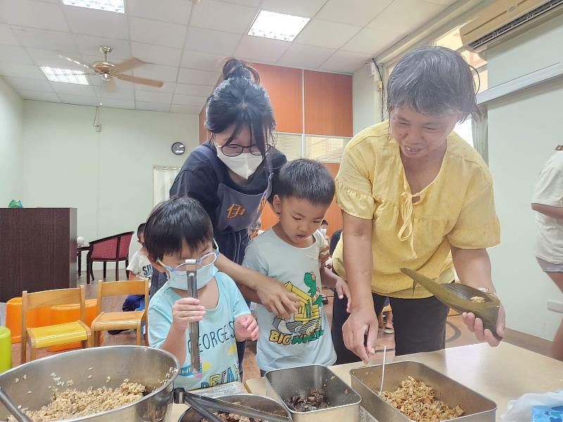 慢飛天使在家長陪伴下體驗「親子包粽」，在互動中訓練手部精細動作。（伊甸基金會提供）