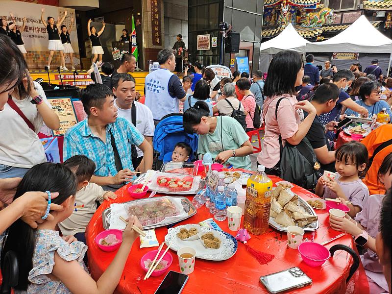 肉粽裝跳保庇、辦桌呷好料 基隆市救國團成果展嗨翻慶安宮廟埕