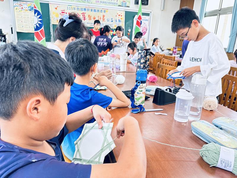 點亮偏鄉心願！屏東縣救國團「聚光計畫」進駐瓦磘國小 帶領學童手作「星之花」翻轉未來