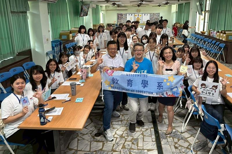 南大師資生與崑山國小師長合影,共同推動讀經教育與品德素養學習。