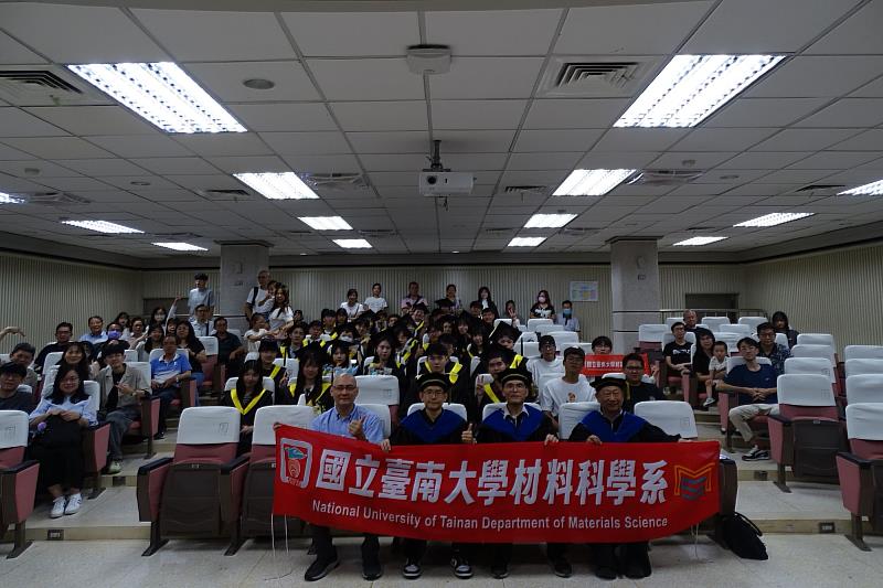 南大材料科學系師長、系友、家長與畢業生齊聚合影,共同見證115級畢業時刻,展現溫馨傳承與向心力。