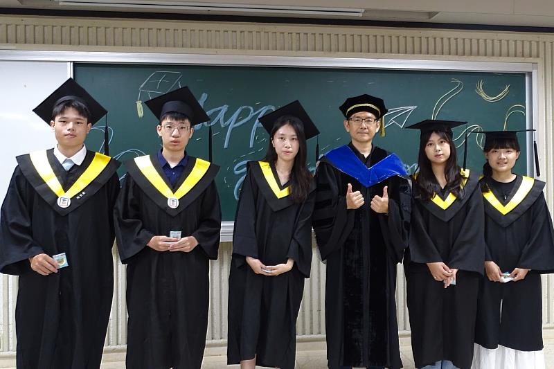 南大材料科學系師長親自為畢業生撥穗，在親友見證下迎接人生新階段，留下充滿祝福的重要時刻。