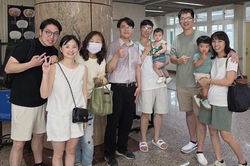 南大材料科學系系友攜家人返校參與活動，在歡聚互動中延續母系情誼，也見證世代傳承的珍貴價值。