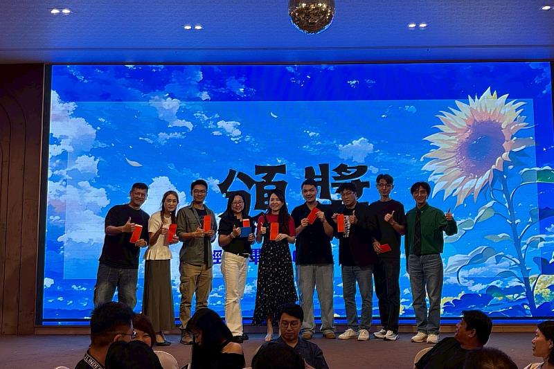 南大經管畢業日趣味競賽增添歡樂氣氛，獲勝隊伍開心領取獎品，也為畢業時光留下精彩紀念。