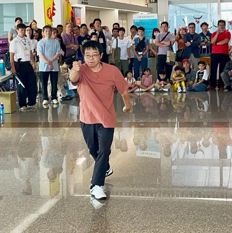 技擊國術系舉辦校友返校，莊嘉仁老師親自下場演練武術。