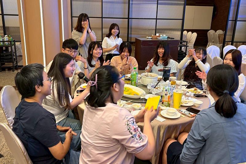 南大經管畢業日互動遊戲熱鬧展開，畢業生踴躍搶答、展現團隊默契，在歡笑中留下難忘的畢業回憶。