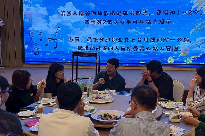 南大經管系畢業生於餐敘中自在交流，透過跨學制互動分享學習歷程與未來展望，延續珍貴情誼。