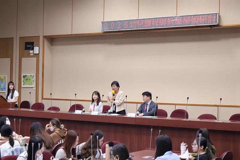 南大校長陳惠萍於研討會開幕致詞，勉勵透過學術交流與實務對話，共同提升幼兒教育品質與專業能量。