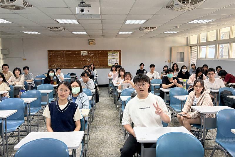 南大教育學系系學會與榜首系友合影留念,展現師資培育傳承精神,共同陪伴學生邁向教師夢想。