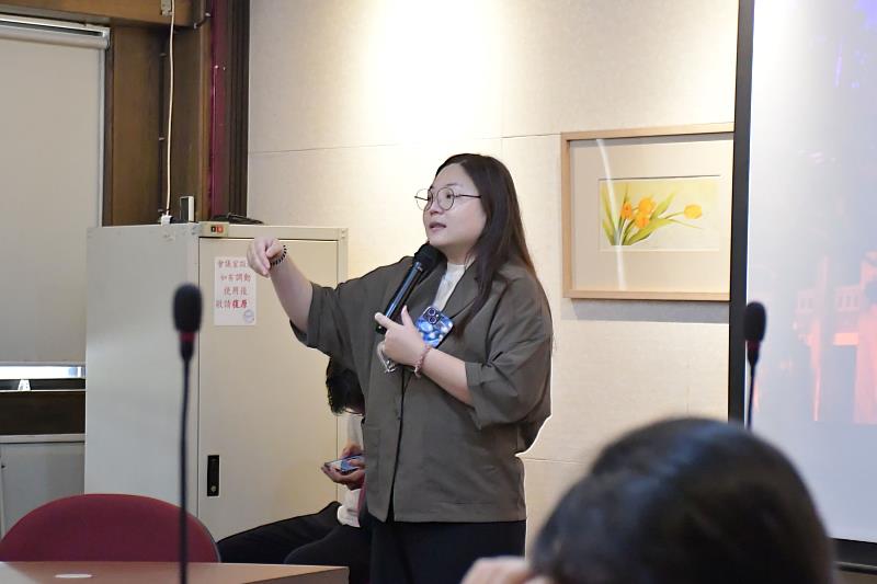 南大學生王慰兒同學擔任活動司儀，以流暢主持串聯交流流程，展現學生自信表達與國際溝通能力。