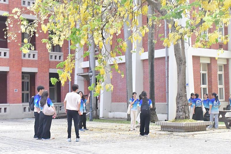 馬來西亞參訪團漫步南大校園，在學生陪同下體驗學習環境與人文氛圍，感受校園多元魅力。