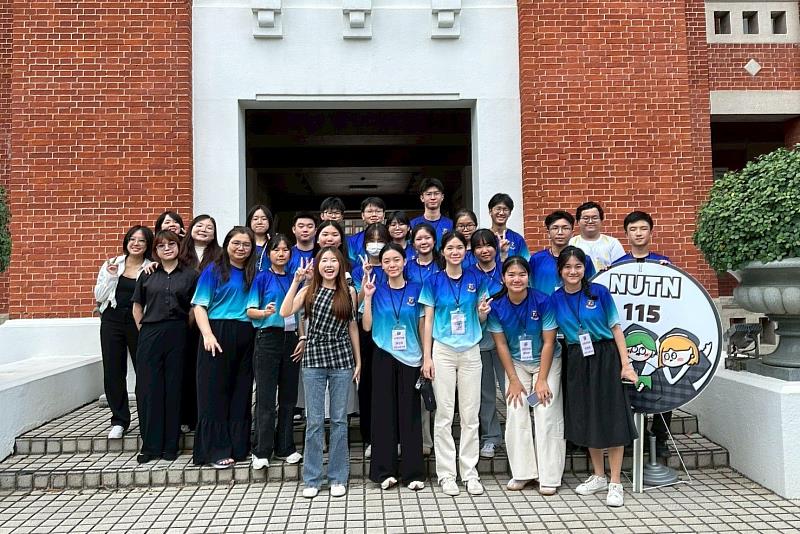 南大師生與馬來西亞詩巫公教中學參訪團於校園合影留念，為跨國教育交流寫下精彩紀錄，見證友誼與合作。