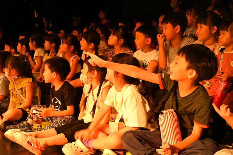 南大戲劇創作與應用學系精彩演出吸引學童全神投入,孩子們開心回應劇情互動,現場笑聲與掌聲不斷。