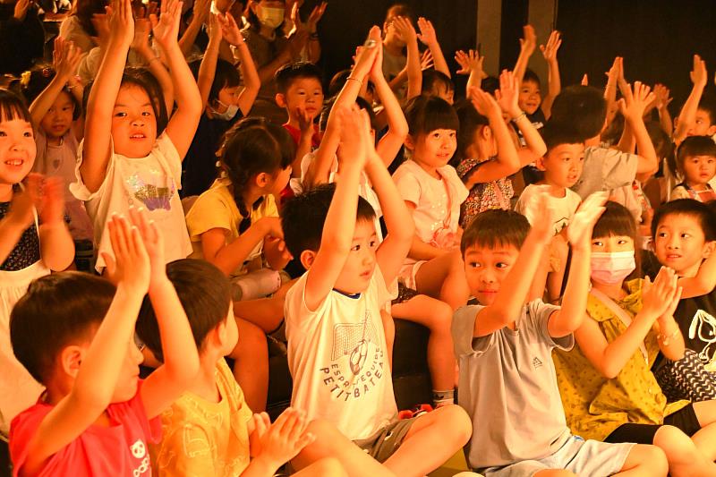 南大透過生動有趣的兒童劇演出,引導學童踴躍參與互動,在觀戲過程中培養想像力與學習興趣。