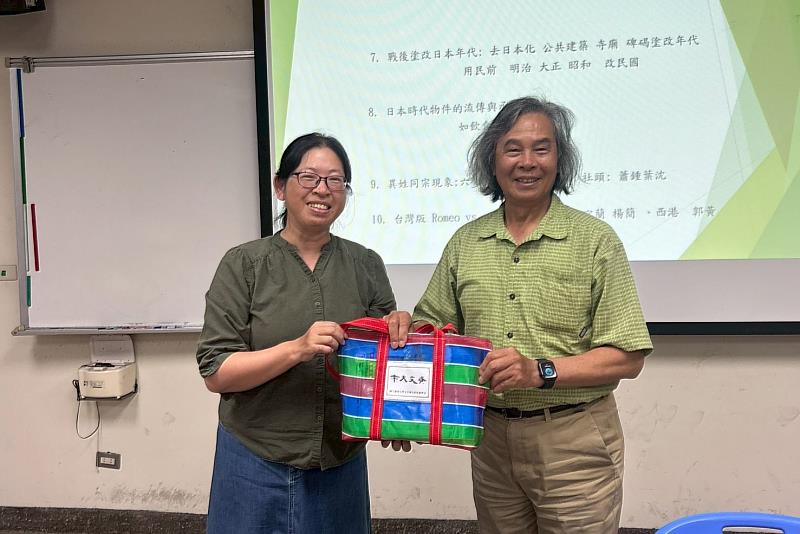 國立臺南大學文資系主任張靜宜致贈紀念品感謝戴寶村教授蒞校分享,深化南大學術交流與研究傳承。